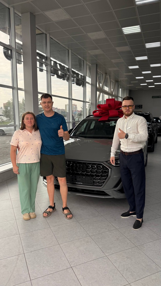 Выдача Audi клиентам в салоне на Маршала Жукова